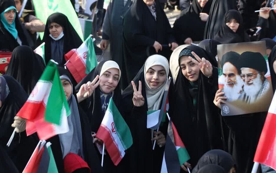 حضور پررنگ زنان ایران؛ از مبارزات انقلاب تا ساخت میهن