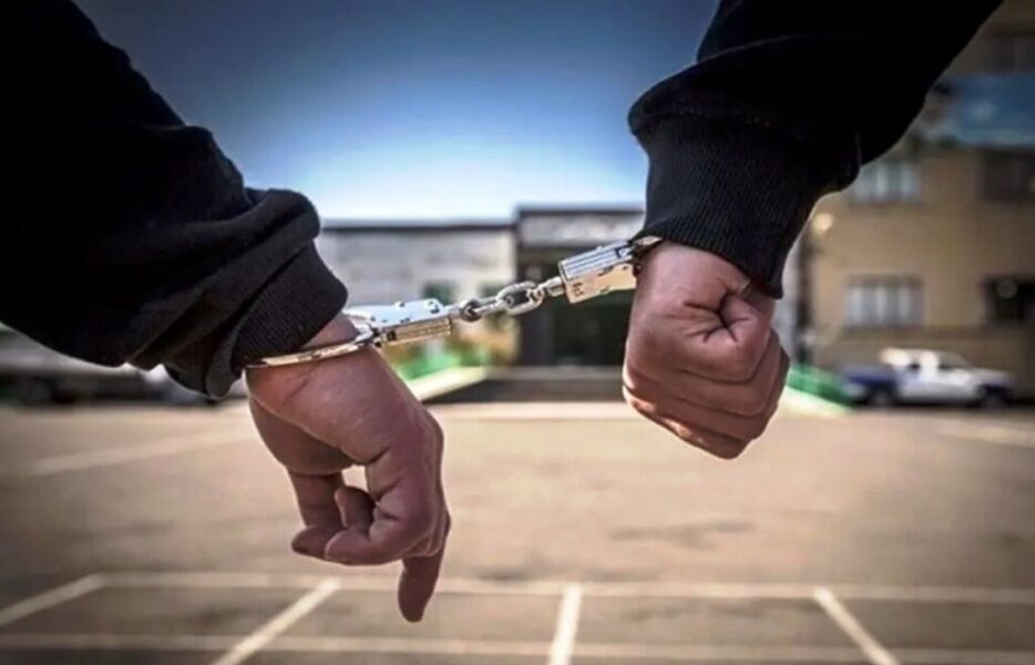 دستبند پلیس برخوار بر دستان سارقان سابقه‌دار احشام