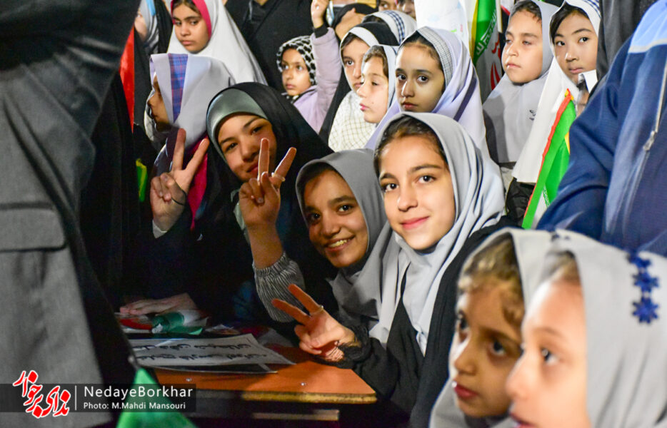 دختران، شکوفه‌های ایستاده در هیاهوی وطن