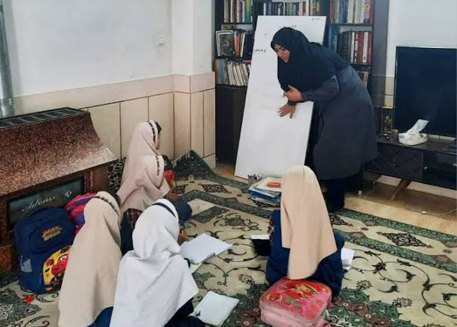 معلم؛ دیده‌بان امید در سنگرهای خیابان و مجازی