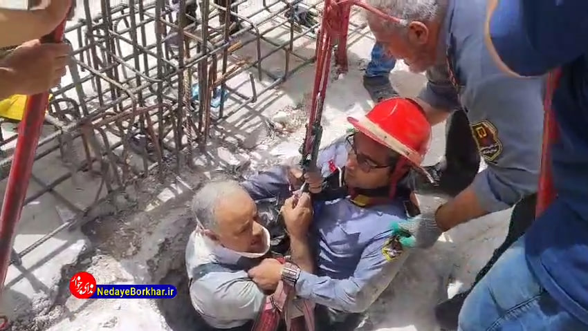 حادثه سقوط پیمانکار در چاه ۱۵ متری در منطقه صنعتی دولت آباد + فیلم