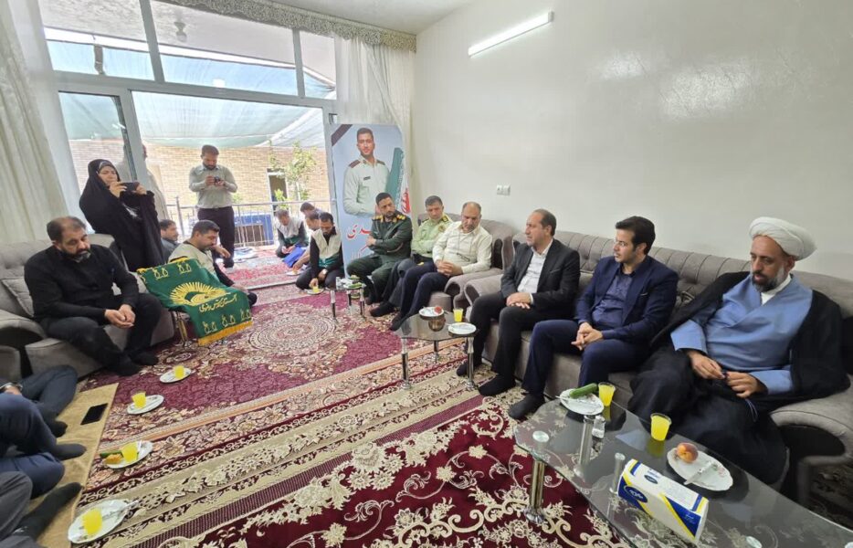 دیدار معاون سیاسی استاندار اصفهان با خانواده شهید مهدی مهدوی‌کیا