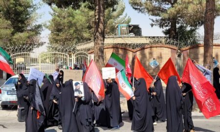مطالبه‌گران عفاف و حجاب مقابل فرمانداری برخوار تجمع کردند+ تصاویر