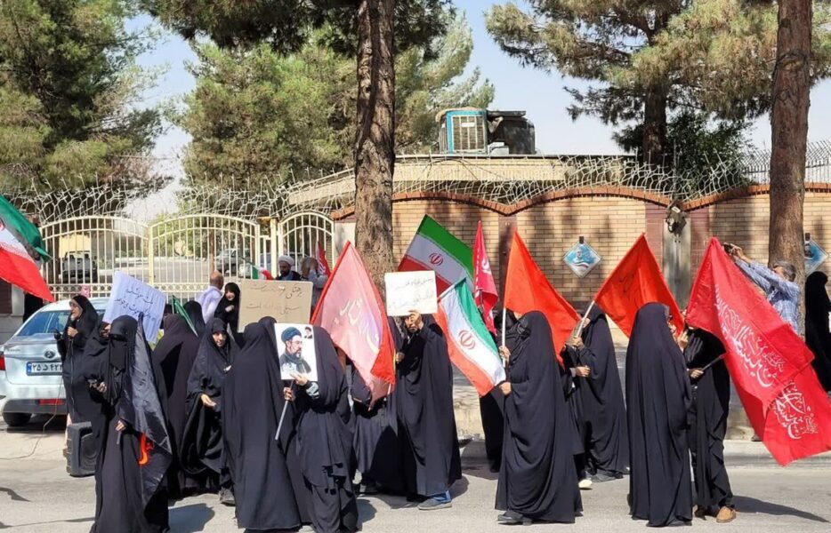 مطالبه‌گران عفاف و حجاب مقابل فرمانداری برخوار تجمع کردند+ تصاویر